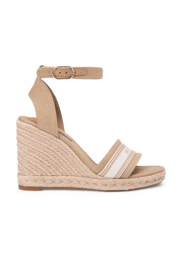 Босоножки на танкетке