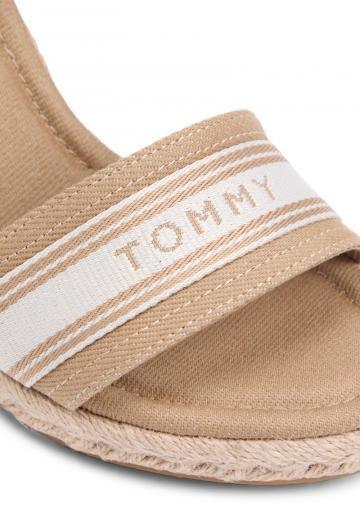 Босоножки на танкетке