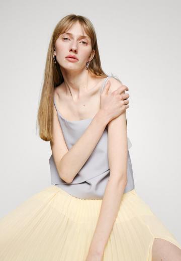 Топ на бретельках