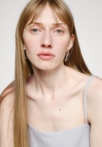 Топ на бретельках