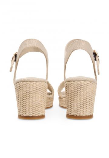 Босоножки на танкетке