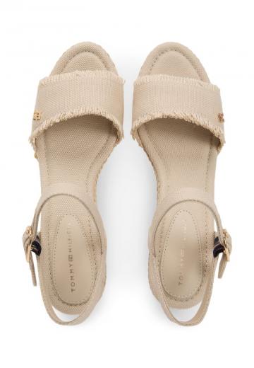 Босоножки на танкетке