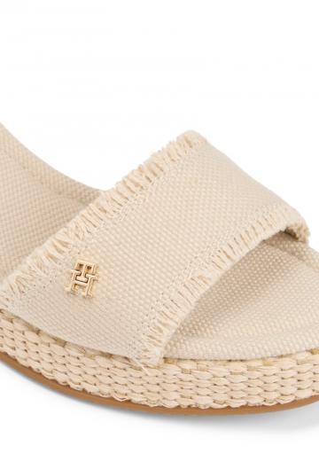 Босоножки на танкетке