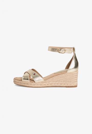 Босоножки на танкетке