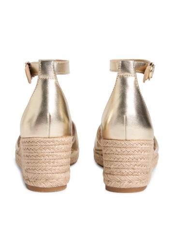 Босоножки на танкетке