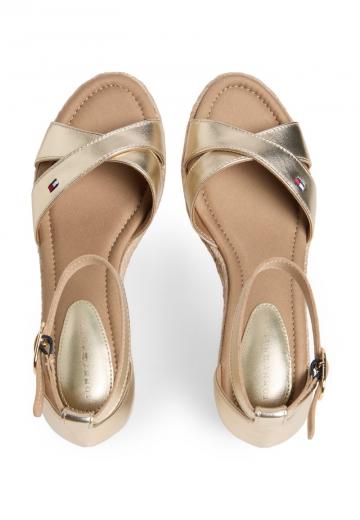 Босоножки на танкетке