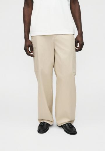 Брюки с накладными карманами