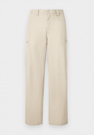 Брюки с накладными карманами