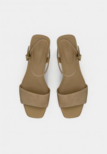 Босоножки на танкетке
