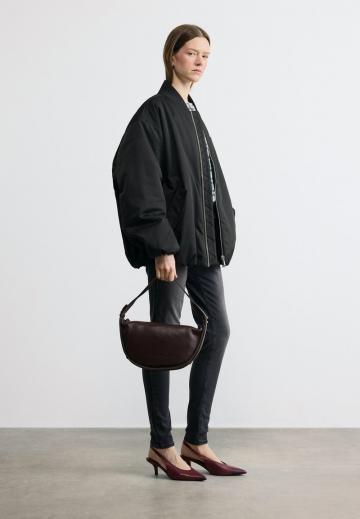 Узкие джинсы