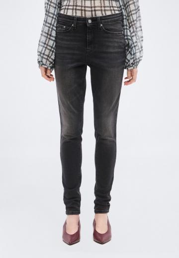 Узкие джинсы