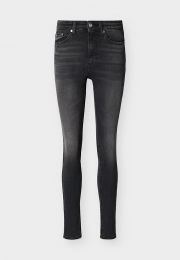 Узкие джинсы