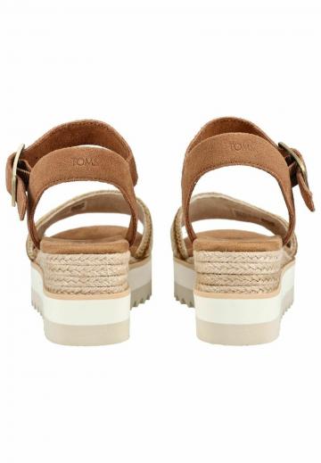 Босоножки на танкетке