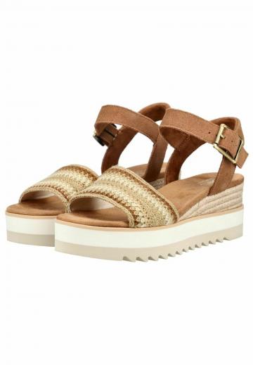 Босоножки на танкетке