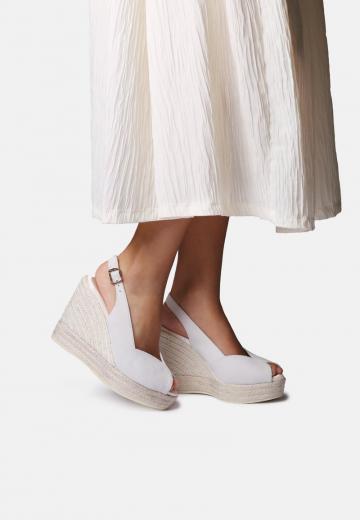 Босоножки на танкетке