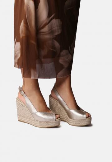 Босоножки на танкетке