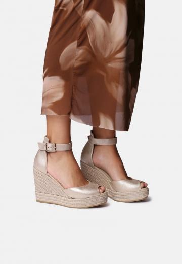 Босоножки на танкетке