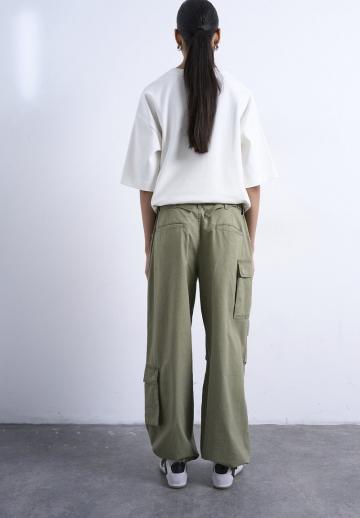 Брюки с накладными карманами