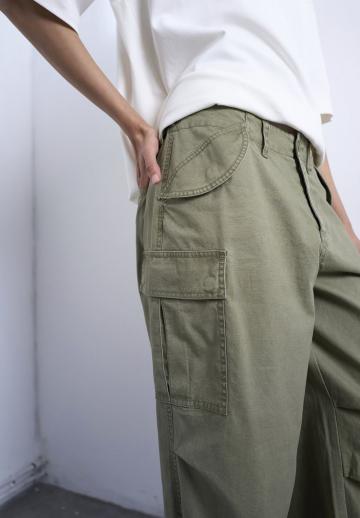 Брюки с накладными карманами