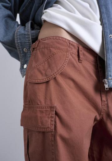 Брюки с накладными карманами