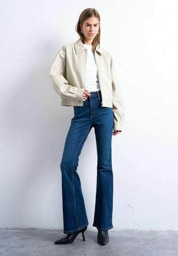 Клешеные джинсы