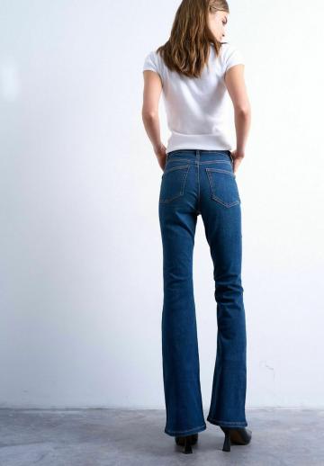 Клешеные джинсы