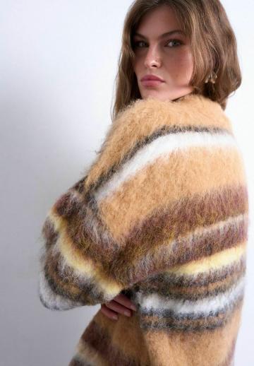 Пуловер в полоску