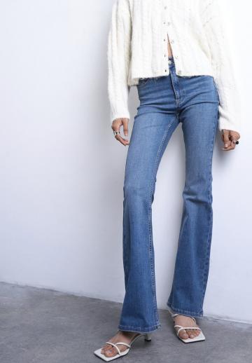 Клешеные джинсы