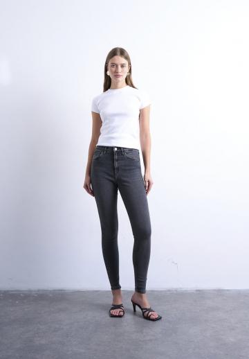 Узкие джинсы