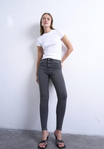 Узкие джинсы
