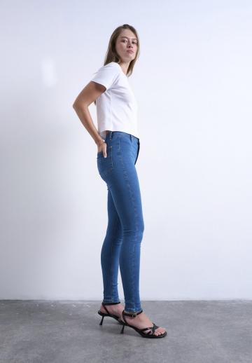 Узкие джинсы