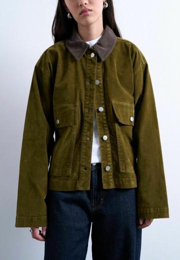 Куртка с накладнымит карманами