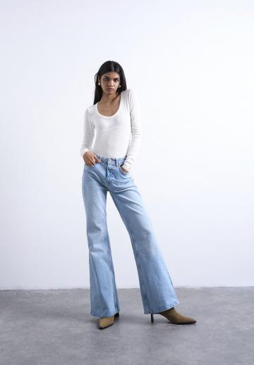 Клешеные джинсы