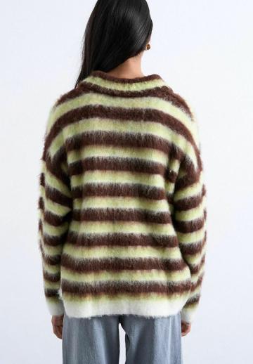 Пуловер в полоску