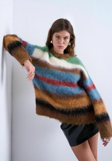 Пуловер в полоску