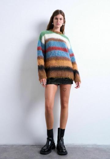 Пуловер в полоску