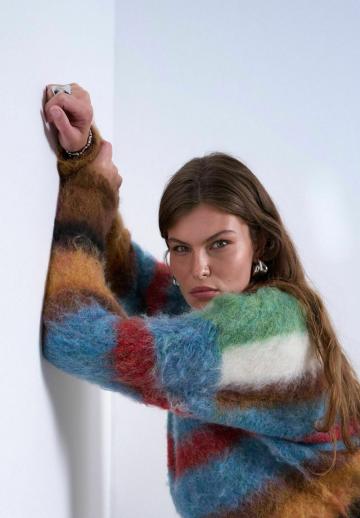 Пуловер в полоску