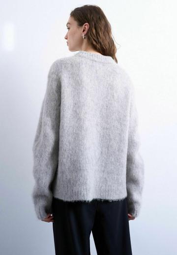 Пуловер с вырезом V