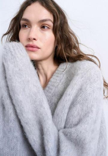 Пуловер с вырезом V