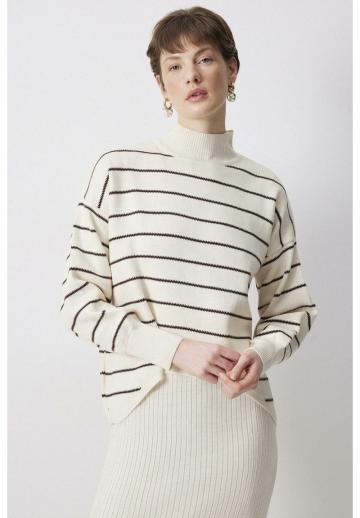 Пуловер в полоску