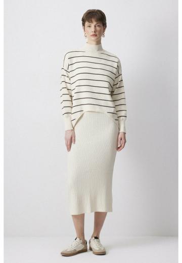 Пуловер в полоску