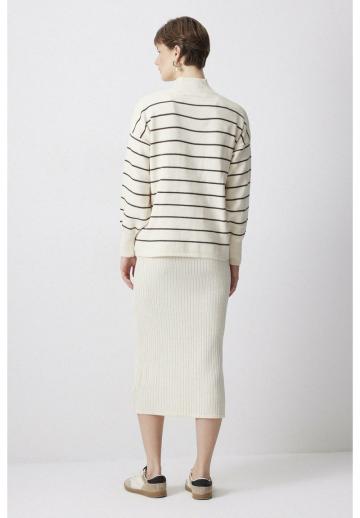 Пуловер в полоску