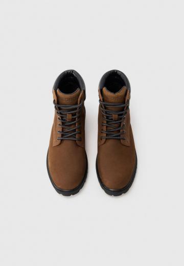 Ботинки на шнуровке