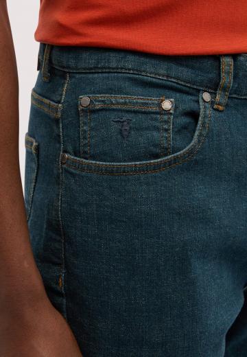 Прямые джинсы