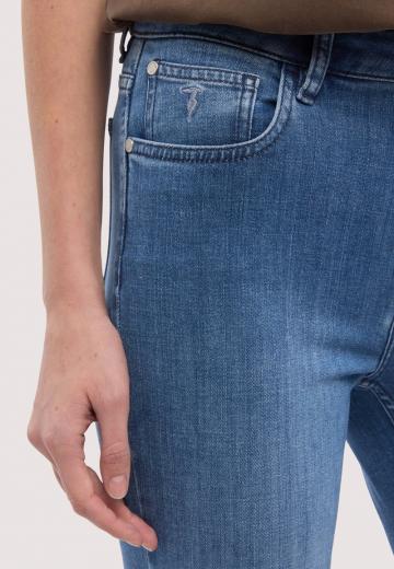 Узкие джинсы