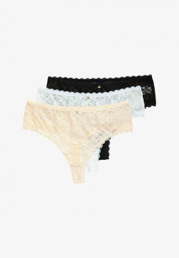 Трусы на бедрах