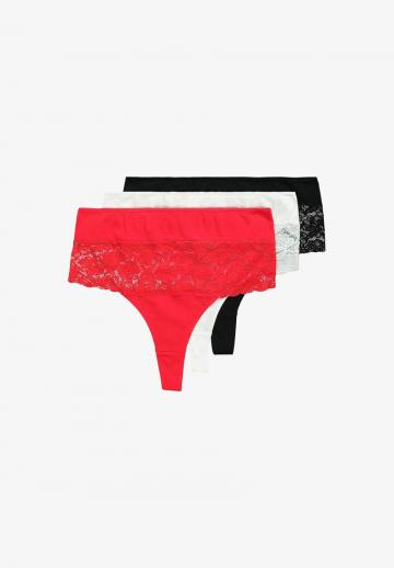 Трусы на бедрах