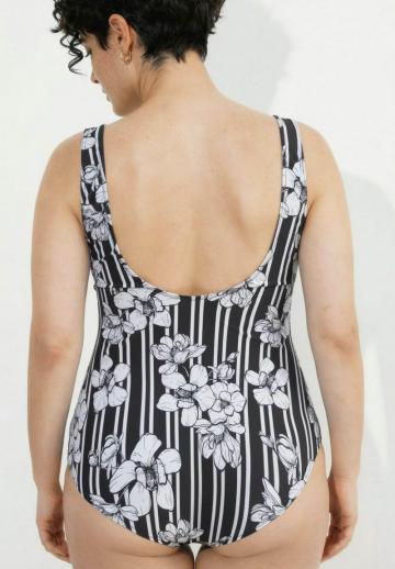 Слитный купальник