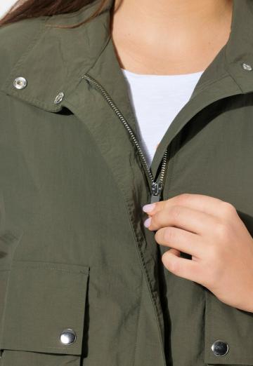 Куртка с накладнымит карманами