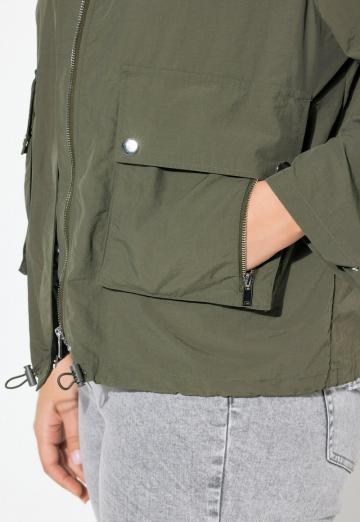 Куртка с накладнымит карманами